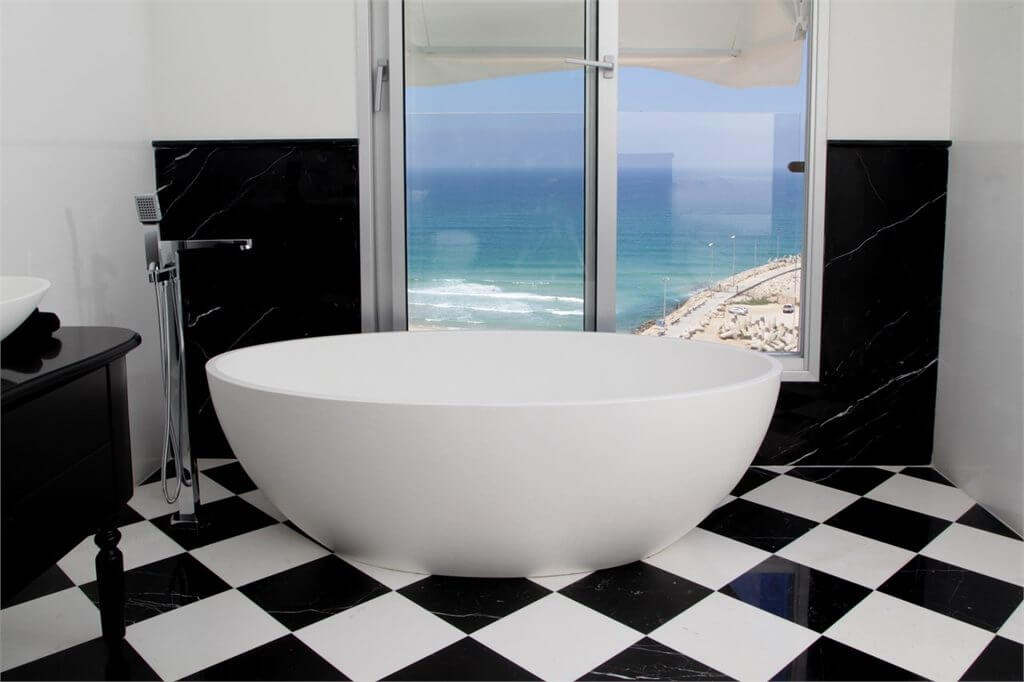עיצוב בית מפואר בבית על הים תמונה של חדר אמבטיה