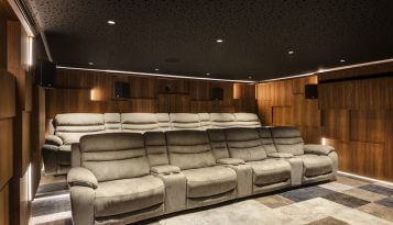 חדר קולנוע עבור וילה במפלס אחד - קינן אדריכלות ועיצוב