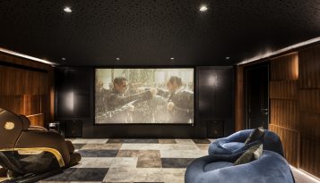 עיצוב חדר קולנוע עבור וילה במפלס אחד - קינן אדריכלות ועיצוב